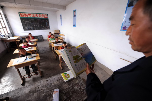 Yuan Zichao teaches Chinese at Xichan School in Changzhi, Shanxi province, Oct 14, 2010. [Xinhua]