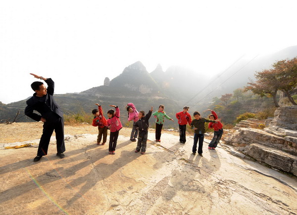 Yuan Zichao and students do exercises at recess in Changzhi, Shanxi province, Oct 13, 2010. [Xinhua] 