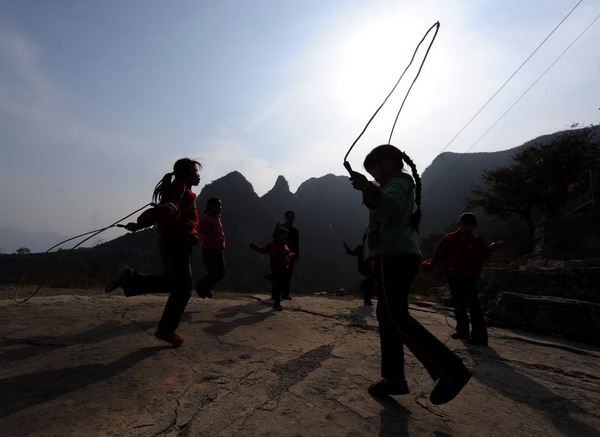 Children jump rope during recess at Xichan School in Changzhi, Shanxi province, Oct 13, 2010. [Xinhua]