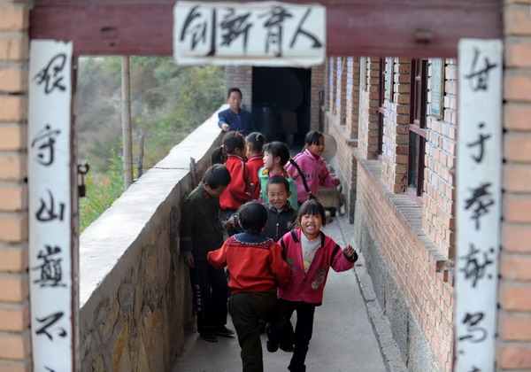 Children play after class at Xichan School in Changzhi, Shanxi province, Oct 13, 2010. [Xinhua] 