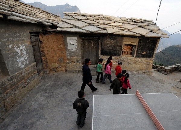 Yuan Zichao walks his students to the classroom in Changzhi, Shanxi province, Oct 13, 2010. [Xinhua]