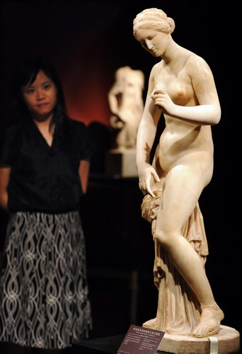 A visitor admires an ancient Greek sculpture at the Palace Museum in Taipei, on Thursday, Oct 14, 2010. [Xinhua] 