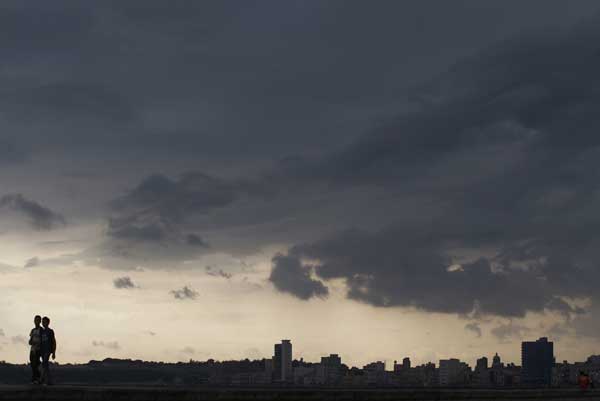 Tropical storm clouds form over Havana&apos;s seafront boulevard &apos;El Malecon&apos; October 14, 2010. [Xinhua/Reuters]