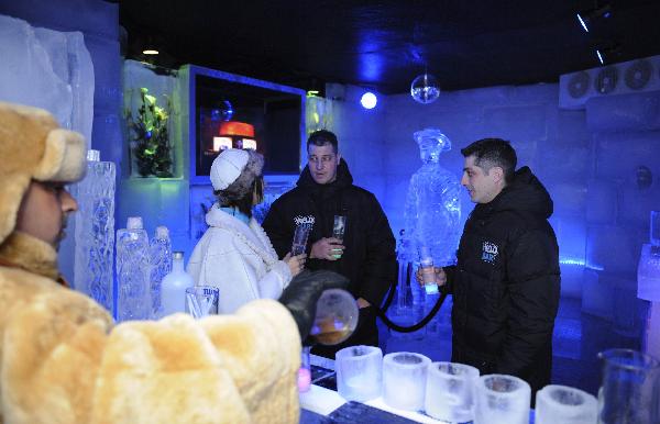 Tourists get some drinks inside a newly inaugurated Ice Bar in a downtown hotel in Montevideo, on October 13, 2010. The bar was made with 180 ice blocks of 90x50x25.[Xinhua/AFP]