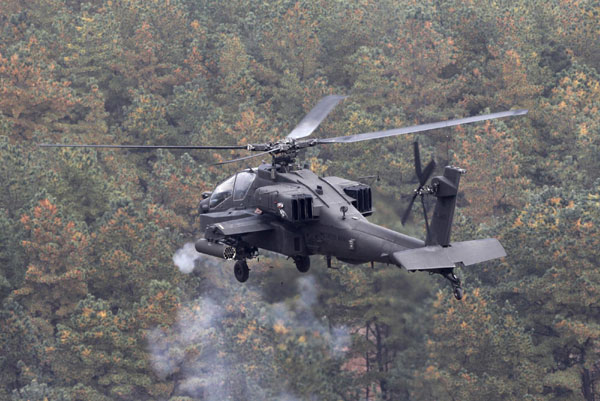 A US AH-64 Apache helicopter fires a weapons system during an aerial gunnery training exercise at the US Army&apos;s Rodriguez Range in Pocheon, about 15 km (9 miles) south of the demilitarized zone separating the DPRK and the ROK, Oct 13, 2010. [China Daily/Agencies]