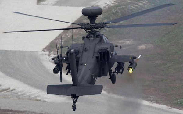 A US Apache helicopter fires a rocket during an aerial gunnery training exercise at the US Army&apos;s Rodriguez Range in Pocheon, about 15 km (9 miles) south of the demilitarized zone separating the DPRK and the ROK, Oct 13, 2010. [China Daily/Agencies]