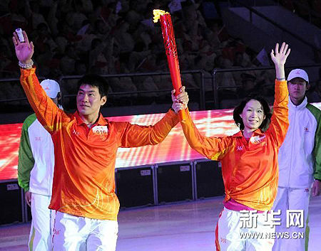  Torchbearers Zhang Dan (right) and Zhang Hao, Olympic silver medalists in Figure Skating.