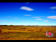 Magnificent scenery is seen on the grassland in Hulun Buir, north China's Inner Mongolia Autonomous Region. The beautiful scenery of the vast grassland, forests, rivers and lakes, as well as the unique customs of the Mongolian ethnic group, have attracted a great number of tourists at home and abroad. [Photo by Xiaoyong]