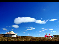 Magnificent scenery is seen on the grassland in Hulun Buir, north China's Inner Mongolia Autonomous Region. The beautiful scenery of the vast grassland, forests, rivers and lakes, as well as the unique customs of the Mongolian ethnic group, have attracted a great number of tourists at home and abroad. [Photo by Xiaoyong]