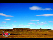 Magnificent scenery is seen on the grassland in Hulun Buir, north China's Inner Mongolia Autonomous Region. The beautiful scenery of the vast grassland, forests, rivers and lakes, as well as the unique customs of the Mongolian ethnic group, have attracted a great number of tourists at home and abroad. [Photo by Xiaoyong]