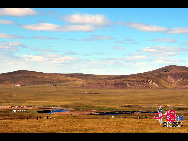 Magnificent scenery is seen on the grassland in Hulun Buir, north China's Inner Mongolia Autonomous Region. The beautiful scenery of the vast grassland, forests, rivers and lakes, as well as the unique customs of the Mongolian ethnic group, have attracted a great number of tourists at home and abroad. [Photo by Xiaoyong]