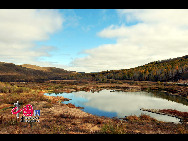 Magnificent scenery is seen on the grassland in Hulun Buir, north China's Inner Mongolia Autonomous Region. The beautiful scenery of the vast grassland, forests, rivers and lakes, as well as the unique customs of the Mongolian ethnic group, have attracted a great number of tourists at home and abroad. [Photo by Xiaoyong]