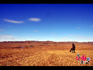 Magnificent scenery is seen on the grassland in Hulun Buir, north China's Inner Mongolia Autonomous Region. The beautiful scenery of the vast grassland, forests, rivers and lakes, as well as the unique customs of the Mongolian ethnic group, have attracted a great number of tourists at home and abroad. [Photo by Xiaoyong]