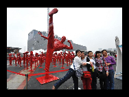 Visitors pose for a photograph at the Shanghai World Expo Site, Oct 12, 2010. [Xinhua]