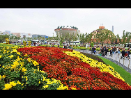 Visitors tour the World Expo Site in Shanghai, Oct 13, 2010. [Xinhua]