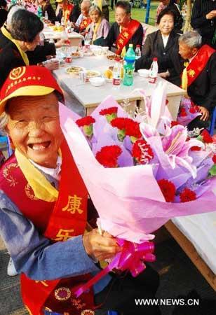 An old lady smiles during a feast made for seniors by local government in Yixing City, east China's Jiangsu Province, Oct. 15, 2010, one day prior to the Double Ninth Festival in China this year. [Min Xueping/Xinhua]