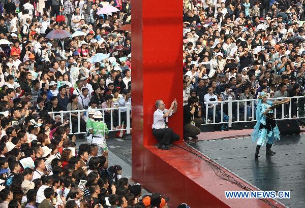 Tourists watch performance at the Asia Theatre of the World Expo Park in Shanghai, east China, Oct. 16, 2010. [Pei Xin/Xinhua]