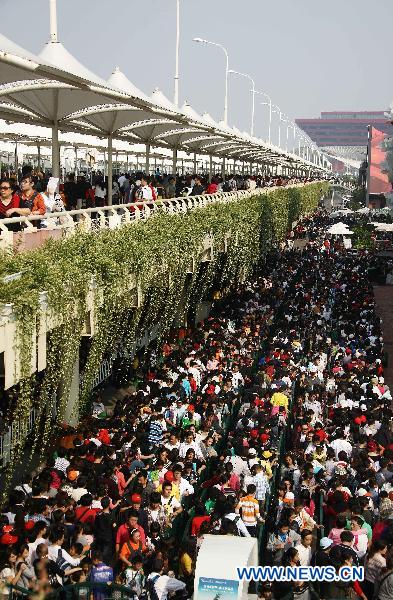 Tourists visit the World Expo Park in Shanghai, east China, Oct. 16, 2010. [Pei Xin/Xinhua]