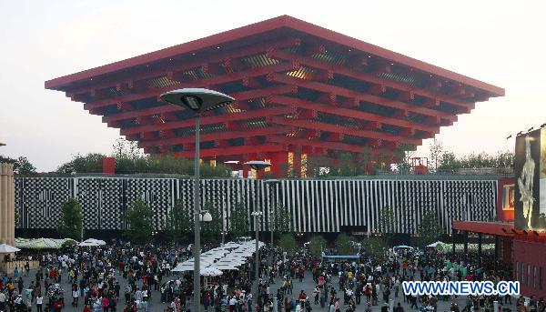 Tourists visit the World Expo Park in Shanghai, east China, Oct. 16, 2010. [Pei Xin/Xinhua]