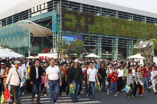 Tourists visit the World Expo Park in Shanghai, east China, Oct. 16, 2010. The number of visitors entering the Expo Park on Saturday topped 1 million as of 6:30 p.m., setting a new daily visitor record. So far, the event has attracted 64.5 million visitors, breaking the previous record which is 64 million by the Osaka Expo in 1970. [Fan Youming/Xinhua]