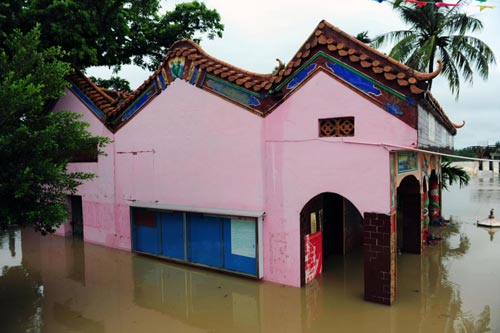 A house is submerged by flood water beside Wanquan River after new storms hit Qionghai, South China's Hainan province, Oct 16, 2010. [Xinhua]