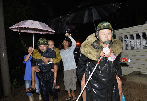 Rescuers evacuate local residents in Wancheng county, the worst-hit county in Wanning city, South China's Hainan province, Oct 16, 2010. [Xinhua]