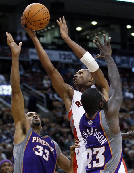 Toronto Raptors guard Leandro Barbosa goes to the basket between Phoenix Suns defenders Grant Hill (L) and Jason Richardson (R) during the first half of their NBA pre-season basketball game in Toronto October 17, 2010. (Xinhua/Reuters Photo) 