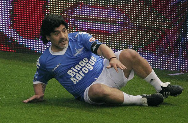 Former Argentina's national soccer team coach Diego Maradona eyes the ball during a charity match for ex-soccer player Fernando Caceres in Buenos Aires, October 16, 2010. (Xinhua/Reuters Photo)