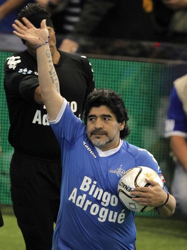 Former Argentina's national soccer team coach Diego Maradona waves to spectators before a charity match for ex-soccer player Fernando Caceres in Buenos Aires, October 16, 2010. (Xinhua/Reuters Photo)