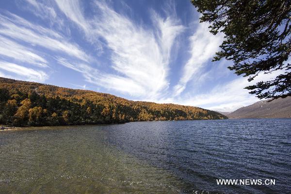 Photo taken on Oct. 16, 2010 shows the autumn scenery of Mugecuo, a famouse lake scenic spot, in Kangding, southwest China's Sichuan Province. [Xinhua/Jia Nanyi]