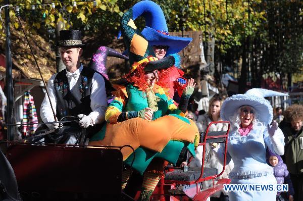 Workers in Halloween costumes perform at the Tivoli amusement park in Copenhagen, Denmark, Oct. 16, 2010. [Xinhua/Li Mu]