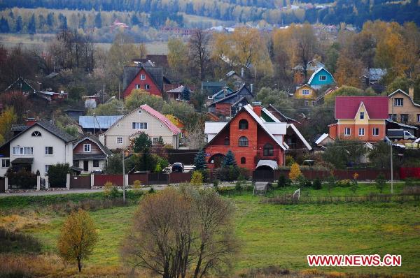 A view of the autumn scenery is pictured in the suburbs of Moscow, Russia, Oct. 16, 2010. [Xinhua/Lu Jinbo]