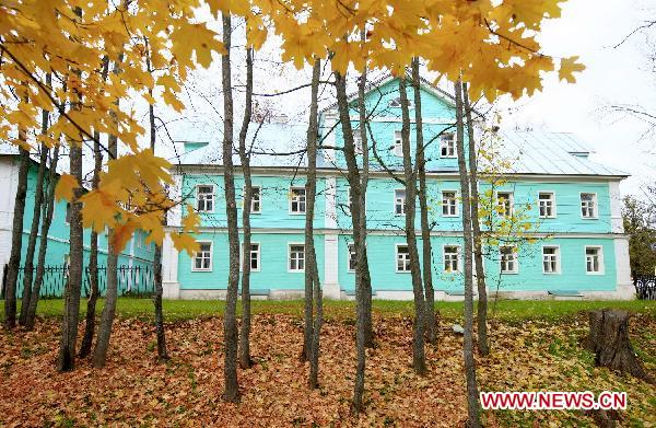 A view of the autumn scenery is pictured in the suburbs of Moscow, Russia, Oct. 16, 2010. [Xinhua/Lu Jinbo]