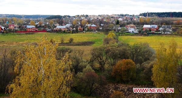 A view of the autumn scenery is pictured in the suburbs of Moscow, Russia, Oct. 16, 2010. [Xinhua/Lu Jinbo]