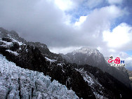 Photo shows the scenery of Yulong Snow Mountain in Lijiang, southwest China's Yunnan Province. The snow-capped mountain had 13 peaks along the range, 35 kilometres in width, including 19 glaciers. The looming crisis has been highlighted by the dramatic shrinkage of the Yulong Snow Mountain glacier.  [Photo by Liu Yi]