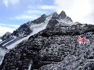 Photo shows the scenery of Yulong Snow Mountain in Lijiang, southwest China's Yunnan Province. The snow-capped mountain had 13 peaks along the range, 35 kilometres in width, including 19 glaciers. The looming crisis has been highlighted by the dramatic shrinkage of the Yulong Snow Mountain glacier.  [Photo by Liu Yi]