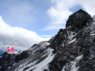 Photo shows the scenery of Yulong Snow Mountain in Lijiang, southwest China's Yunnan Province. The snow-capped mountain had 13 peaks along the range, 35 kilometres in width, including 19 glaciers. The looming crisis has been highlighted by the dramatic shrinkage of the Yulong Snow Mountain glacier.  [Photo by Liu Yi]