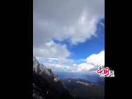 Photo shows the scenery of Yulong Snow Mountain in Lijiang, southwest China's Yunnan Province. The snow-capped mountain had 13 peaks along the range, 35 kilometres in width, including 19 glaciers. The looming crisis has been highlighted by the dramatic shrinkage of the Yulong Snow Mountain glacier.  [Photo by Liu Yi]