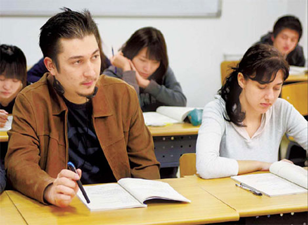 Overseas students take classes at Beijing Foreign Studies University.