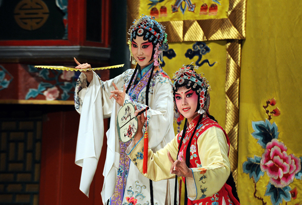 Actresses from the Northern Kun Opera Troupe perform Kun Opera The Peony Pavilion on October 17, 2010. [Xinhua photo]