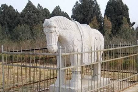 Qiaoling Mausoleum features many stone sculptures. [leyou525.com]