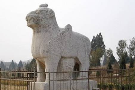 Qiaoling Mausoleum features many stone sculptures. [leyou525.com]