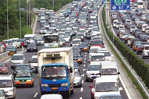 Traffic congestion can occur at anytime, from early morning to midnight, on the main roads of the capital city. Beijing, Shanghai, and other megacities in China have seen their urban infrastructures overburdened by swelling populations. [Photo/China Daily] 