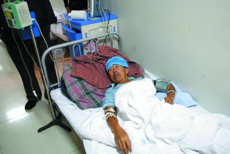 A patient suffering from thallium poisoning is treated in the No 1 Hospital affiliated with Zhengzhou University, on Saturday. 