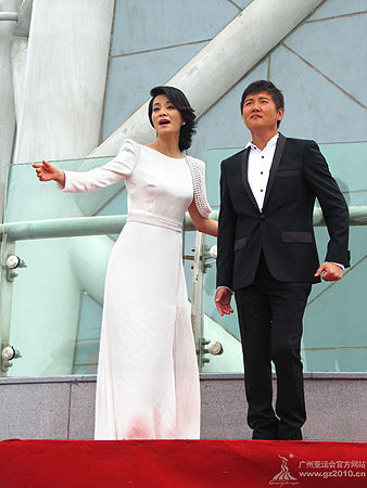 Sun Nan (right) and Mao Amin sing 'Reunion' on the top of the 480m Canton Tower during the MV shooting.