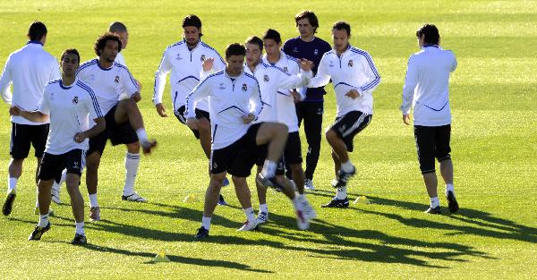 Real Madrid players exercise during a training session at team's Valdebebas soccer ground in Madrid October 18, 2010, on the eve of their Champions League soccer match against AC Milan. (Xinhua/AFP Photo)
