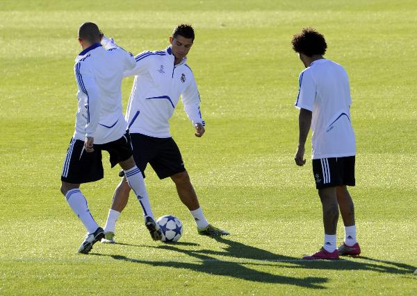 Real Madrid's Cristiano Ronaldo (C) exercises during a training session at team's Valdebebas soccer ground in Madrid October 18, 2010, on the eve of their Champions League soccer match against AC Milan. (Xinhua/AFP Photo)