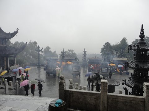 A temple courtyard where cauldrons of incense is burned while visitors pray to Buddha on October 14, 2010.[Photo:CRIENGLISH.com]