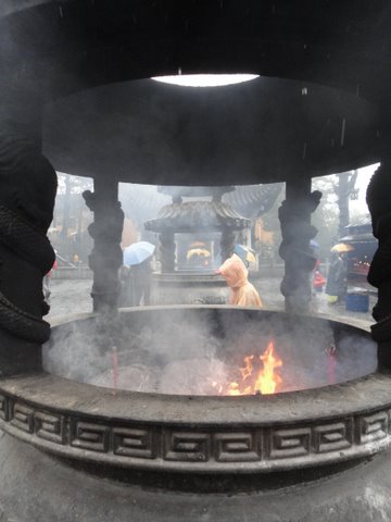 One of the many incense cauldrons found at various temples throughout Jiu Hua Shan in Anhui Province on October 14, 2010. [Photo:CRIENGLISH.com]