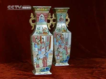 Two long lost porcelain vases have finally returned to China. They were  looted from their home country more than one century ago. 